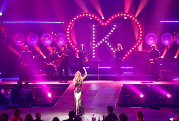 H Kylie Minogue στη Μύκονο με ρούχο που ενθουσίασε τους followers της: «Ελληνίδα Θεά»