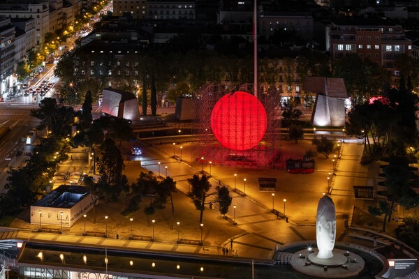 Μια κόκκινη σφαίρα αντί για χριστουγεννιάτικο δέντρο στολίζει τη Μαδρίτη