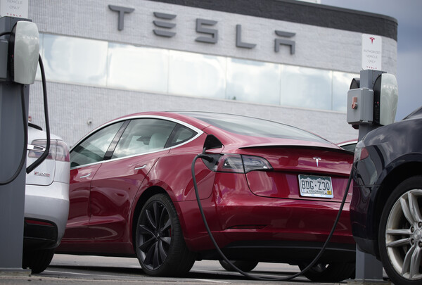 Tesla: Ο λόγος που οδηγοί κλειδώθηκαν έξω από τα αυτοκίνητά τους