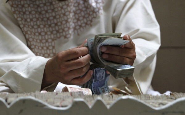 «SOS» από τον ΟΗΕ: Προς κατάρρευση το τραπεζικό σύστημα του Αφγανιστάν, κολοσσιαίες οι συνέπειες