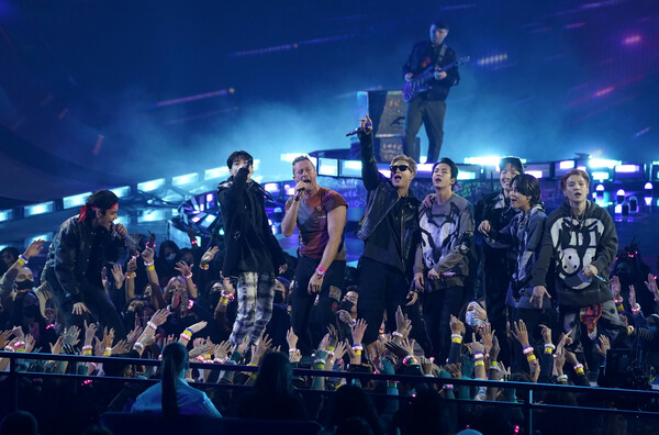 American Music Awards: Οι BTS ήταν οι απόλυτοι κυρίαρχοι της βραδιάς