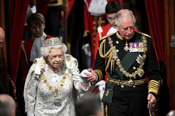 Πρίγκιπας Κάρολος: «Η βασίλισσα Ελισάβετ είναι καλά»- Είναι όμως;