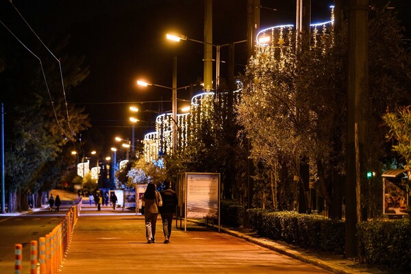 Γιορτινή εικόνα στην πλατεία Συντάγματος: Φωταγωγήθηκε το χριστουγεννιάτικο δέντρο