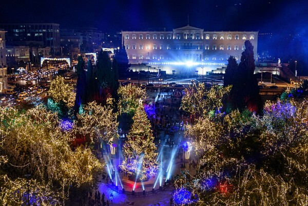 Γιορτινή εικόνα στην πλατεία Συντάγματος: Φωταγωγήθηκε το χριστουγεννιάτικο δέντρο