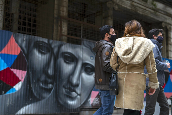 Κορωνοϊός: Τα δύο σενάρια για την κορύφωση της πανδημίας στην Ελλάδα - Ανησυχία για τους «σκληρούς» δείκτες