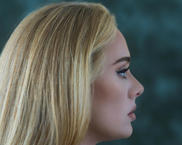 Adele: Το «30» έγινε το άλμπουμ με τις περισσότερες πωλήσεις το 2021 στις ΗΠΑ μετά από τρεις ημέρες κυκλοφορίας