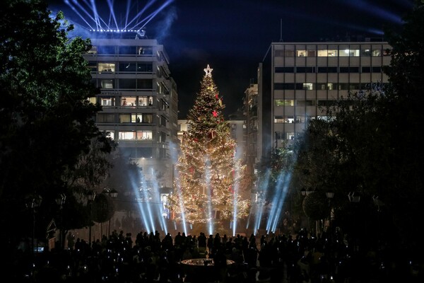 Φωταγωγήθηκε το χριστουγεννιάτικο δέντρο -Μαγεία γέμισε το Σύνταγμα