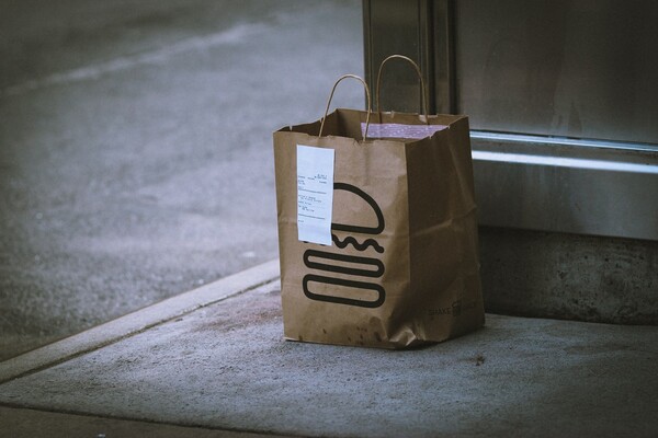 Όταν το delivery προσφέρει πολλά περισσότερα από ένα πιάτο φαγητό