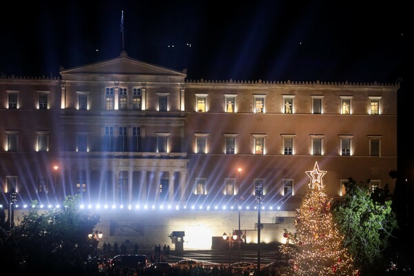 Φωταγωγήθηκε το χριστουγεννιάτικο δέντρο -Μαγεία γέμισε το Σύνταγμα