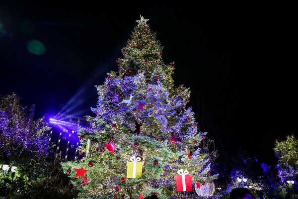 Φωταγωγήθηκε το χριστουγεννιάτικο δέντρο -Μαγεία γέμισε το Σύνταγμα