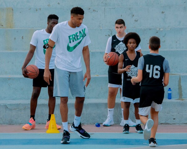 Ο Γιάννης Αντετοκούνμπο στην AntetokounBros Academy δίνει το σύνθημα για την εκκίνηση της νέας σαιζόν