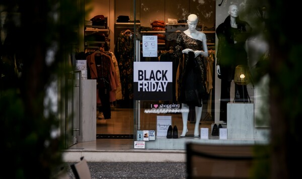 Κατάστημα με ταμπέλα Black Friday