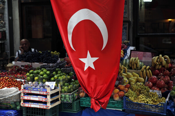 Τουρκία: Γιατί καταρρέει η τουρκική λίρα; Σε τι αποσκοπεί ο Ερντογάν