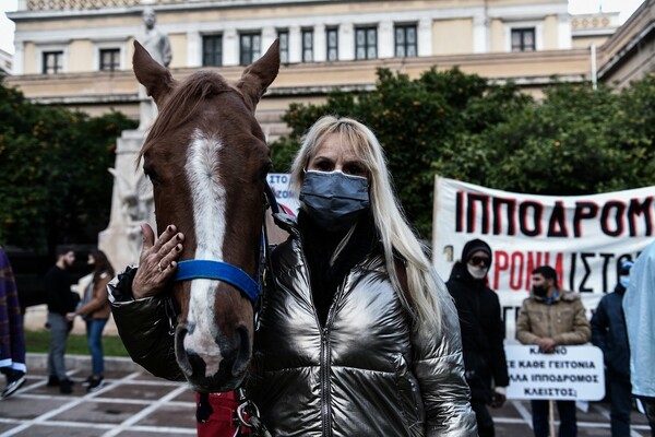 Συγκέντρωση διαμαρτυρίας με άλογα στο κέντρο της Αθήνας- Κλειστοί δρόμοι