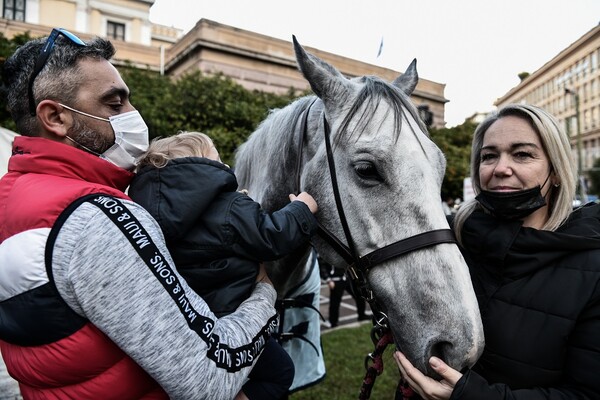 Συγκέντρωση διαμαρτυρίας με άλογα στο κέντρο της Αθήνας- Κλειστοί δρόμοι