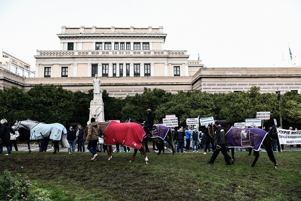 Συγκέντρωση διαμαρτυρίας με άλογα στο κέντρο της Αθήνας- Κλειστοί δρόμοι