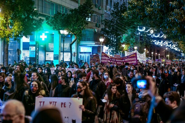 «Ούτε μία λιγότερη»: Πορεία ενάντια στη βία κατά των γυναικών στο κέντρο της Αθήνας