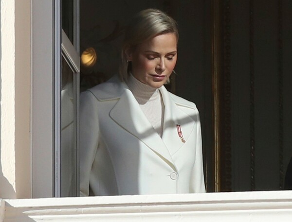Η πριγκίπισσα Σαρλίν με λευκό παλτό