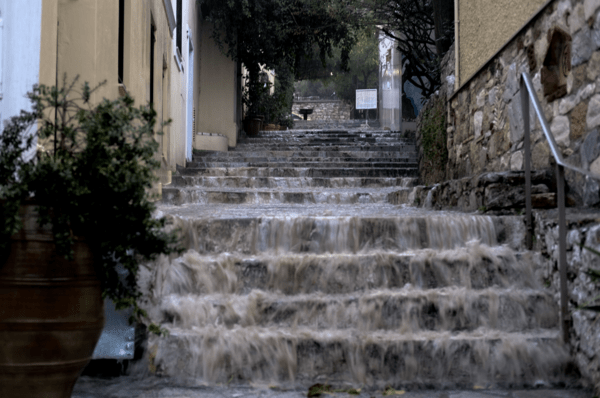 «Δρόμοι ποτάμια και σκάλες καταρράκτες» από τη νεροποντή στην Αθήνα