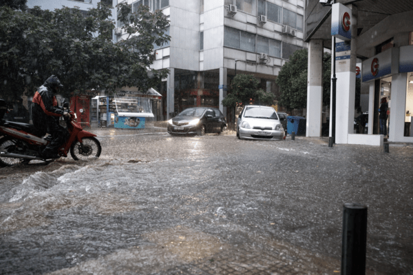 «Δρόμοι ποτάμια και σκάλες καταρράκτες» από τη νεροποντή στην Αθήνα