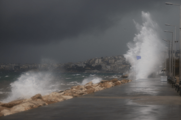 «Δρόμοι ποτάμια και σκάλες καταρράκτες» από τη νεροποντή στην Αθήνα