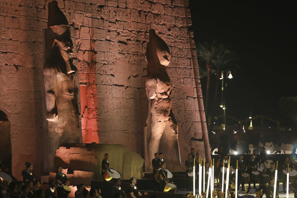 Με εξωφρενική χλιδή, πυροτεχνήματα και αρματοδρομίες άνοιξε η Λεωφόρος των Σφιγγών στην Αίγυπτο