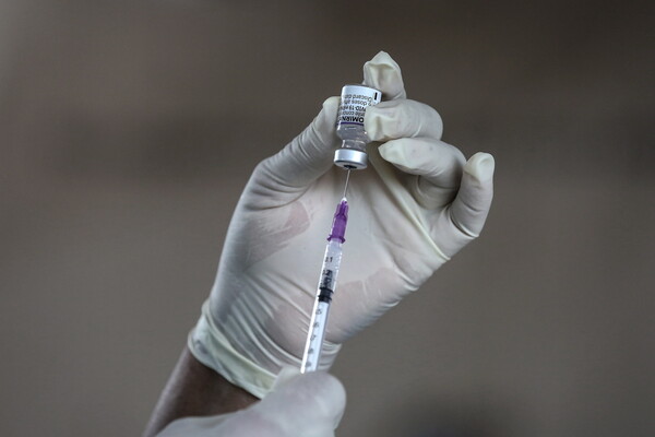 BioNTech: Θα χρειαστούν δύο εβδομάδες για να γίνει αξιολόγηση του νέου στελέχους σε σχέση με το εμβόλιο