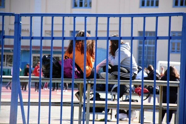 Δραπετσώνα: 16χρονη έσβησε τσιγάρο στο μάτι συμμαθήτριάς της στο σχολείο