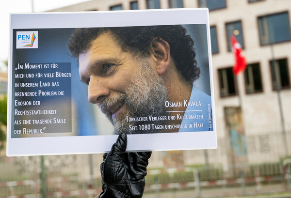 Τουρκία: Δικαστήριο αποφάσισε την παραμονή του επιχειρηματία Οσμάν Καβαλά στη φυλακή 