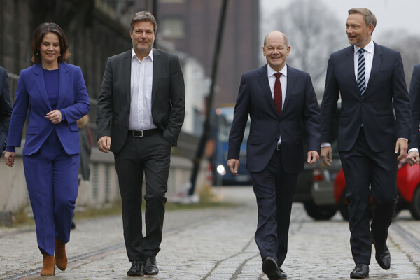 Γερμανία: SPD, Πράσινοι, FDP έτοιμοι να κυβερνήσουν - Ατζέντα και όραμα του «φωτεινού σηματοδότη» στη μετά Μέρκελ εποχή 