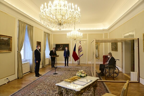 Τσεχία: Ο πρόεδρος με κορωνοϊό διόρισε τον νέο πρωθυπουργό μέσα από πλεξιγκλάς