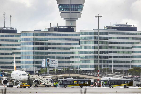 Ολλανδία: Ζευγάρι το έσκασε από ξενοδοχείο καραντίνας, τους συνέλαβαν μέσα σε αεροπλάνο 