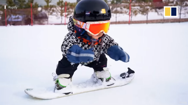 Κοριτσάκι 11 μηνών κάνει snowboard πριν καλά- καλά μάθει να περπατάει