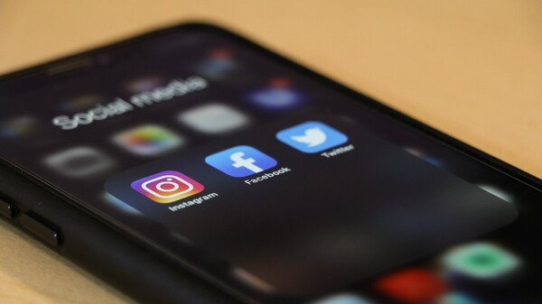 Η Αυστραλία ετοιμάζει νόμο που θα αναγκάζει τα social media να «ξεσκεπάζουν» τα troll