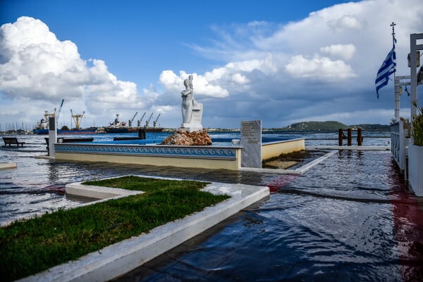 Η φουσκοθαλασσιά στην Πρέβεζα κάλυψε το παραλιακό μέτωπο