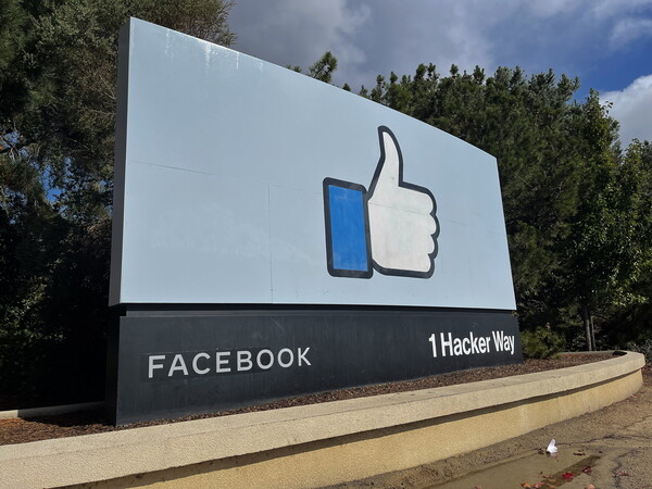 Βρετανία: Εντολή της Αρχής Ανταγωνισμού στο Facebook να πουλήσει το Giphy