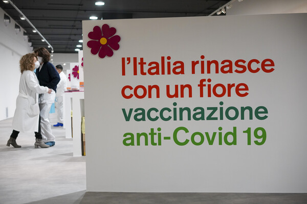 Ιταλία: Αρχηγός αντιεμβολιαστών μολύνθηκε με τον ιό και τώρα θέλει να εμβολιαστεί