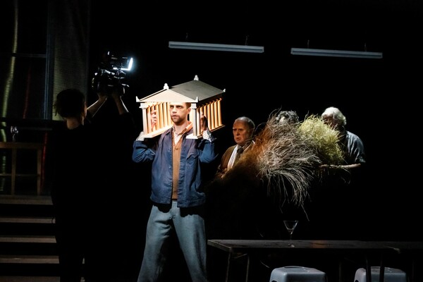 Οι πρώτες εικόνες από την παράσταση "Άλκηστις" της Ε. Παπακωνσταντίνου που κάνει πρεμιέρα στη Σουηδία
