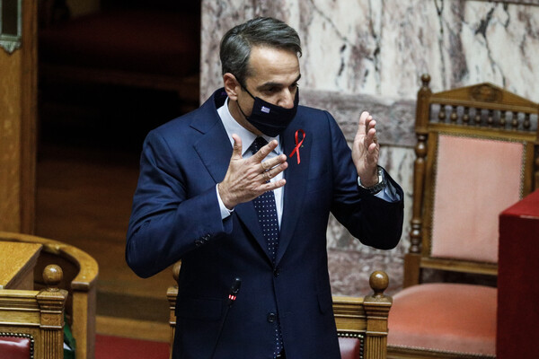 Κόντρα Μητσοτάκη–Πολάκη στη Βουλή: «Ανεβάστε τη μάσκα, δεν συνομιλώ με αντιεμβολιαστές»
