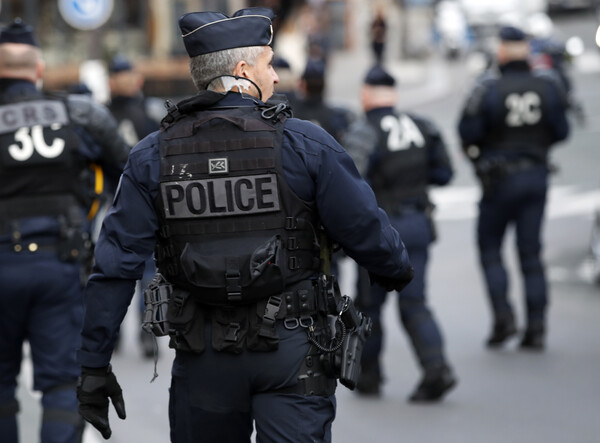 Γαλλία: Άνδρας ντυμένος νίντζα τραυμάτισε δύο γυναίκες αστυνομικούς με ξίφος
