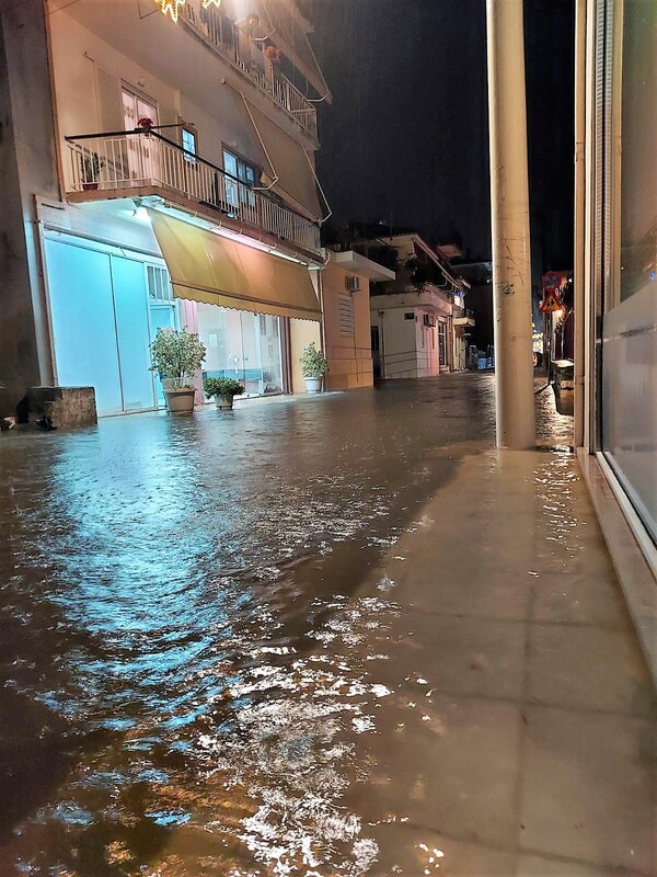 Μεσολόγγι: Σοβαρά προβλήματα από καταρρακτώδη βροχή - «Ποτάμια» οι δρόμοι