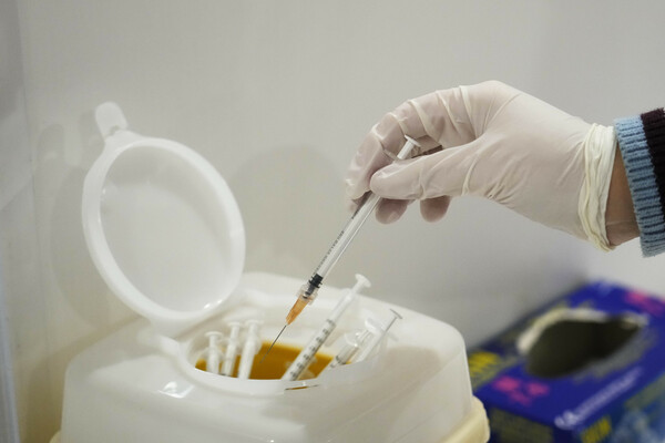 Ιταλία: 50χρονος πήγε να κάνει το εμβόλιο με ψεύτικο χέρι από σιλικόνη