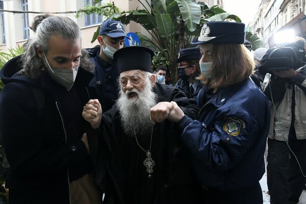 Διαμαρτυρία κατά του πάπα Φραγκίσκου- Ιερέας του φώναξε ότι είναι αιρετικός
