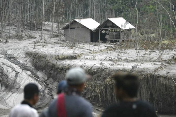 Ινδονησία: Ένα πελώριο σύννεφο τέφρας κάλυψε την Ιάβα - Μετά την έκρηξη ηφαιστείου 