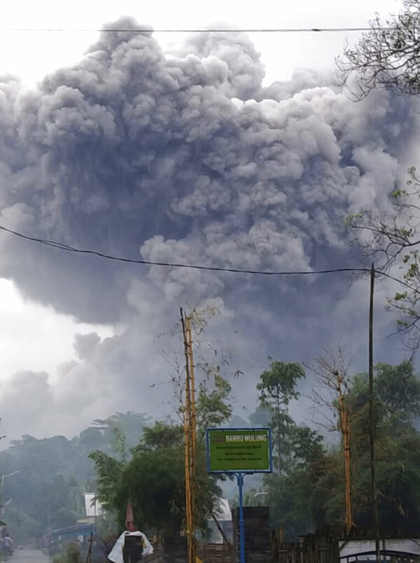 Ινδονησία: Ένα πελώριο σύννεφο τέφρας κάλυψε την Ιάβα - Μετά την έκρηξη ηφαιστείου 