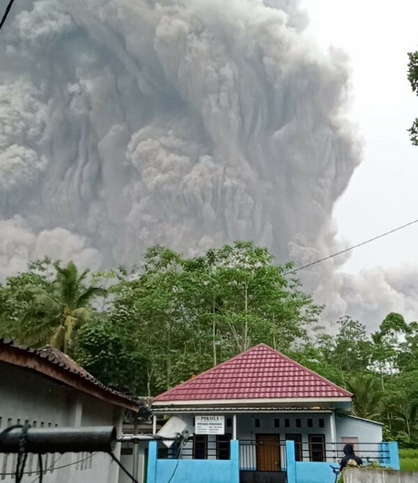 Indonesia volcano: Residents flee as Mt Semeru spews huge ash cloud