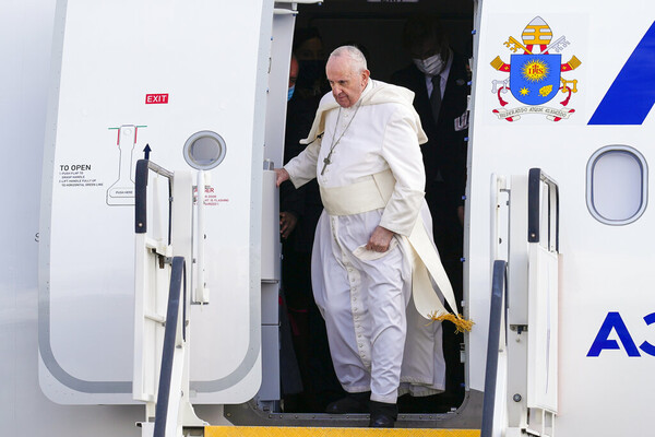 Έφτασε στην Ελλάδα ο Πάπας Φραγκίσκος - Το πρόγραμμά του, τα μέτρα της ΕΛ.ΑΣ.