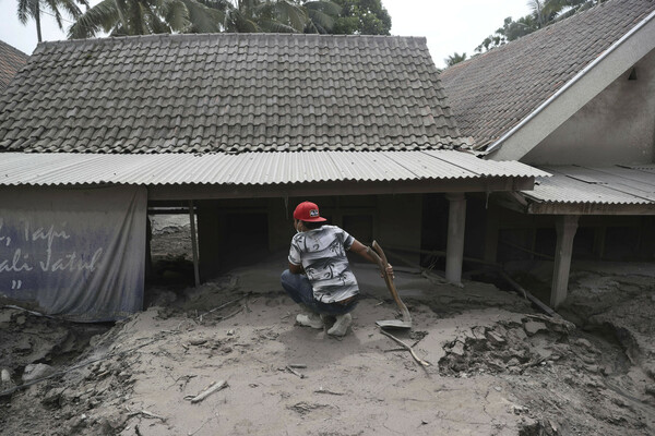 Ινδονησία: Τουλάχιστον 13 νεκροί από την έκρηξη του ηφαιστείου Semeru 