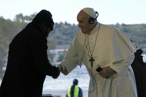 Πάπας Φραγκίσκος: [Μην εκμεταλλεύεστε τους μετανάστες για πολιτικούς σκοπούς»