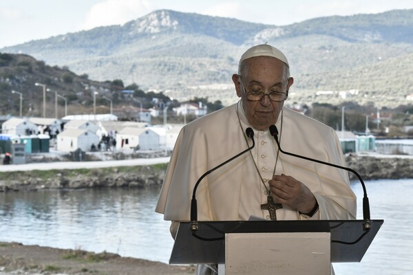 Πάπας Φραγκίσκος: [Μην εκμεταλλεύεστε τους μετανάστες για πολιτικούς σκοπούς»